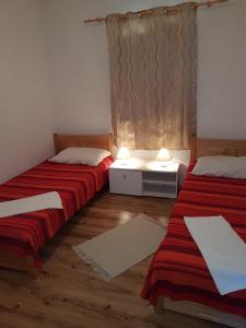 Posteľ alebo postele v izbe v ubytovaní Family friendly seaside apartments Kanica, Rogoznica - 12895