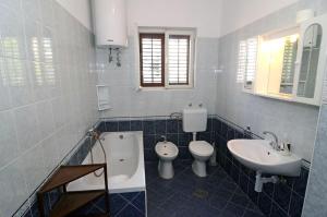 Kúpeľňa v ubytovaní Studio Makarska 12211c