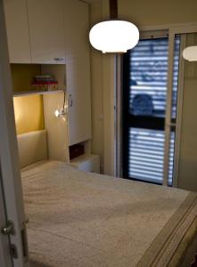 um quarto com uma cama num quarto com uma janela em Seaside house with a swimming pool Hvar - 12919 em Hvar