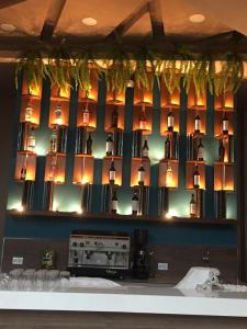 uma cozinha com fogão e luzes na parede em HOTEL INNOVA em Tarija