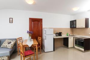 Kuchyň nebo kuchyňský kout v ubytování Apartments by the sea Lopud, Elafiti - 12910