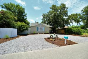 uma entrada em frente a uma casa em Beachy Bungalow for Family Fun! Walk to beach! em Pensacola