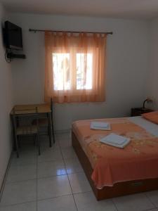 Postel nebo postele na pokoji v ubytování Studio Zaostrog 12951b