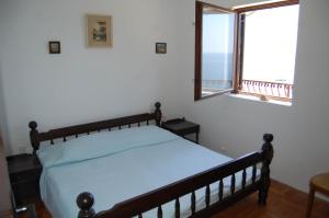 1 dormitorio con cama y ventana en Seaside holiday house Ivan Dolac, Hvar - 12958, en Jelsa