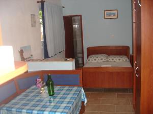 een slaapkamer met een bed en een tafel met een fles wijn bij Apartments with a parking space Orebic, Peljesac - 12361 in Orebić