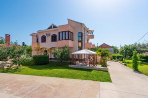 Vonkajšia záhrada v ubytovaní Apartments with a parking space Privlaka, Zadar - 12989