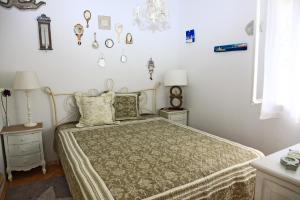 um quarto com uma cama e duas mesas de cabeceira em Seaside holiday house Postira, Brac - 13001 em Postira
