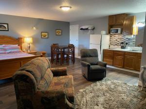 a living room with a couch and a kitchen at Pelican Motel in Pelican Rapids