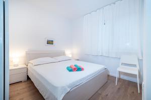 Postel nebo postele na pokoji v ubytování Apartments by the sea Mandre, Pag - 13015