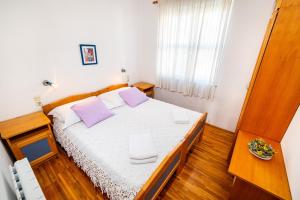 Postel nebo postele na pokoji v ubytování Apartments by the sea Mandre, Pag - 13015