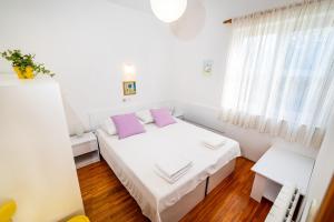 Postel nebo postele na pokoji v ubytování Apartments by the sea Mandre, Pag - 13015