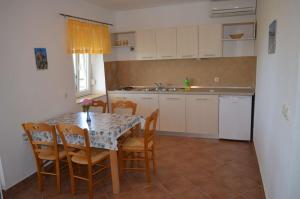 Fotografia z galérie ubytovania Apartments with a parking space Lun, Pag - 13022 v destinácii Lun