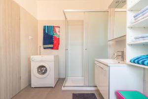 - une buanderie avec un lave-linge et une douche dans l'établissement Apartments with WiFi Pula - 13031, à Pula