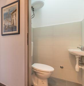 La salle de bains est pourvue de toilettes et d'un lavabo. dans l'établissement Apartments with WiFi Pula - 13031, à Pula