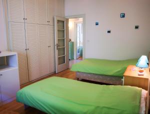 2 camas en una habitación con sábanas verdes en Apartments with WiFi Split - 13048 en Split
