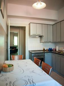 una cocina con una mesa con un bol de fruta. en Apartments with WiFi Split - 13048 en Split