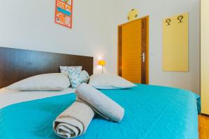 Postel nebo postele na pokoji v ubytování Apartments by the sea Nemira, Omis - 13055