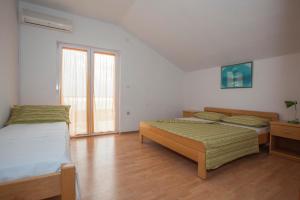 Postel nebo postele na pokoji v ubytování Apartments and rooms with parking space Tucepi, Makarska - 13056