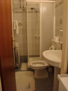 Et badeværelse på Double Room Pag 13060a