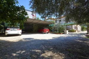 um carro estacionado num parque de estacionamento ao lado de um edifício em Triple Room Trogir 13102b em Trogir
