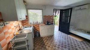 Kuchyň nebo kuchyňský kout v ubytování Apartments by the sea Stara Novalja, Pag - 13084 + 12 fotografií