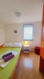 Postel nebo postele na pokoji v ubytování Apartments by the sea Stara Novalja, Pag - 13084