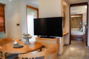Amnaya Resort Nusa Dua的电视和/或娱乐中心