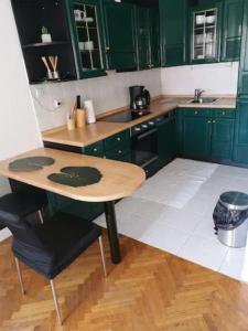 una cucina con armadi verdi e tavolo in legno di Apartments with WiFi Split - 13120 a Spalato (Split)