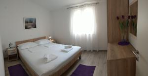 Кровать или кровати в номере Apartments by the sea Bol, Brac - 13121