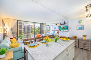 una cucina e un soggiorno con divano e tavolo di Remodeled 1BR Condo, Steps to Beach, Free Parking! a Honolulu