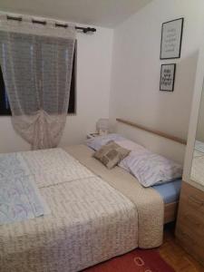 niewielka sypialnia z łóżkiem i oknem w obiekcie Apartments with a parking space Sabunike, Zadar - 13150 w Nin