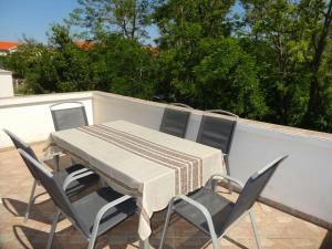 stół i krzesła na patio w obiekcie Apartments with a parking space Sabunike, Zadar - 13150 w Nin