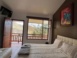1 dormitorio con cama y ventana grande en San Martin Resort, 