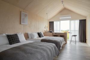 een hotelkamer met 2 bedden en een bureau bij Sun Wild BnB in Sanxing