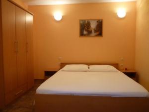 Posteľ alebo postele v izbe v ubytovaní Apartments with a parking space Nin, Zadar - 13158