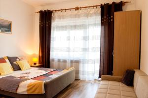 een slaapkamer met een bed en een groot raam bij Apartments with a parking space Novi Vinodolski - 13159 in Novi Vinodolski