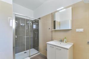 Kúpeľňa v ubytovaní Apartments by the sea Nin, Zadar - 13172 + 32 fotografií