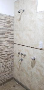 サルタにあるDUO HOMEのバスルーム(シャワー、2つの蛇口付) +12枚の写真