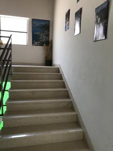 un conjunto de escaleras en un edificio con fotos en la pared en Studio Gradac 13179b, en Gradac