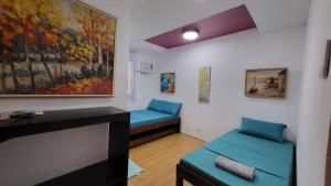 ein Wohnzimmer mit einem Sofa und einem Gemälde an der Wand in der Unterkunft Birmingham Allen 1 & 2 in Allen