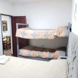 サルタにあるDUO HOMEの二段ベッド2台と鏡のある寝室