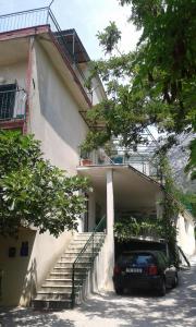 une voiture garée devant un immeuble avec des escaliers dans l'établissement Apartments with a parking space Gradac, Makarska - 13196, à Gradac