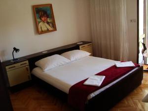 Ένα ή περισσότερα κρεβάτια σε δωμάτιο στο Apartments with a parking space Pag - 12892