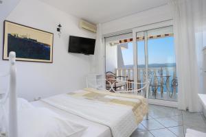 Postel nebo postele na pokoji v ubytování Apartments by the sea Lokva Rogoznica, Omis - 13226