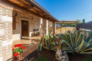Vonkajšia záhrada v ubytovaní Apartments with a parking space Tar, Porec - 13245