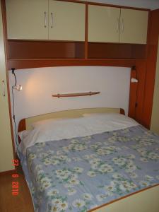 Krevet ili kreveti u jedinici u okviru objekta Apartments with a parking space Sveti Filip i Jakov, Biograd - 13225