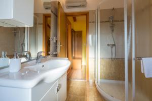 Kúpeľňa v ubytovaní Apartments with a parking space Tar, Porec - 13245