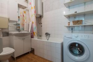 Koupelna v ubytování Apartments by the sea Dugi Rat, Omis - 13250