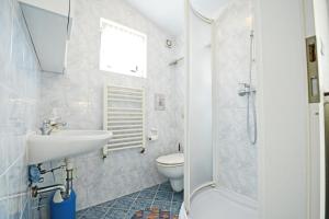 ein weißes Badezimmer mit Waschbecken und Toilette in der Unterkunft Apartments with parking space Porec - 13141 in Poreč