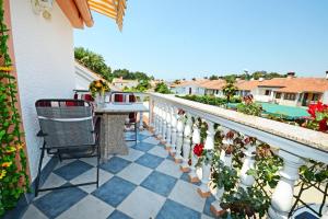 eine Terrasse mit Tisch und Stühlen auf einem Balkon in der Unterkunft Apartments with parking space Porec - 13141 in Poreč